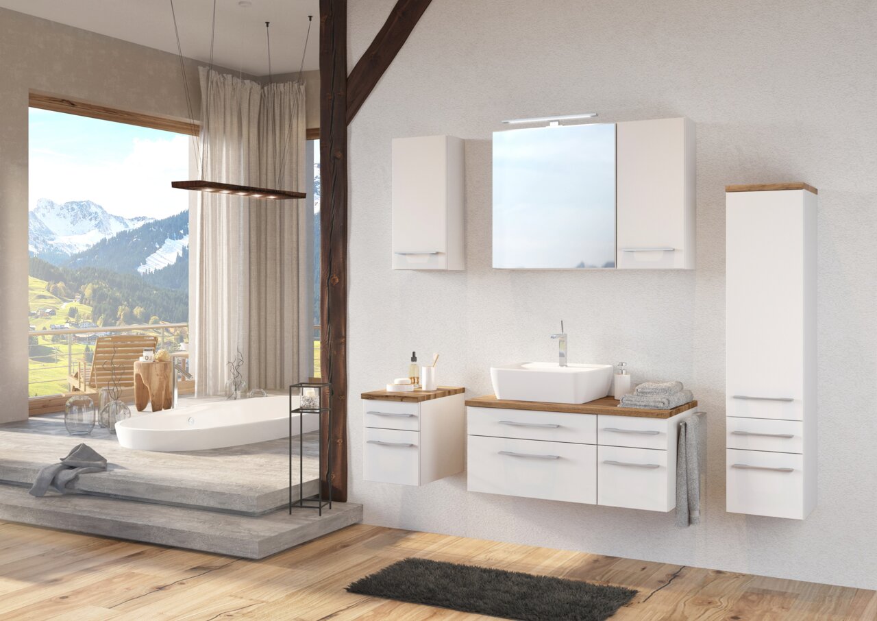 Moderner Midischrank in einem stilvollen Badezimmer mit Bergblick, aus der Perspektive von vorne rechts.