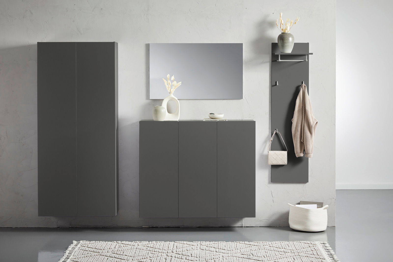 Moderne, graue Hängemöbel im Wohnzimmer mit Spiegel und Dekoration, frontal betrachtet.