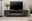 Modernes TV-Lowboard in dunklem Holz mit Dekorationen, frontal betrachtet