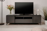 Modernes TV-Lowboard in dunklem Holz mit Dekorationen, frontal betrachtet