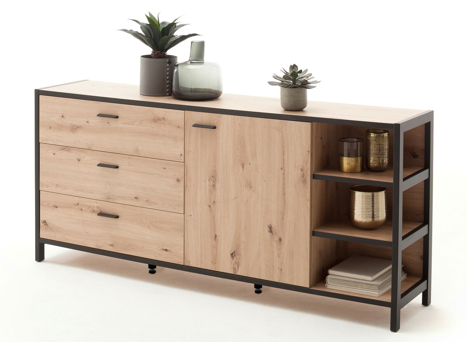 Modernes Sideboard aus Holz mit schwarzem Metallrahmen, drei Schubladen, einer Tür und offenen Regalfächern, dekoriert mit Pflanzen und Vasen, seitliche Perspektive.