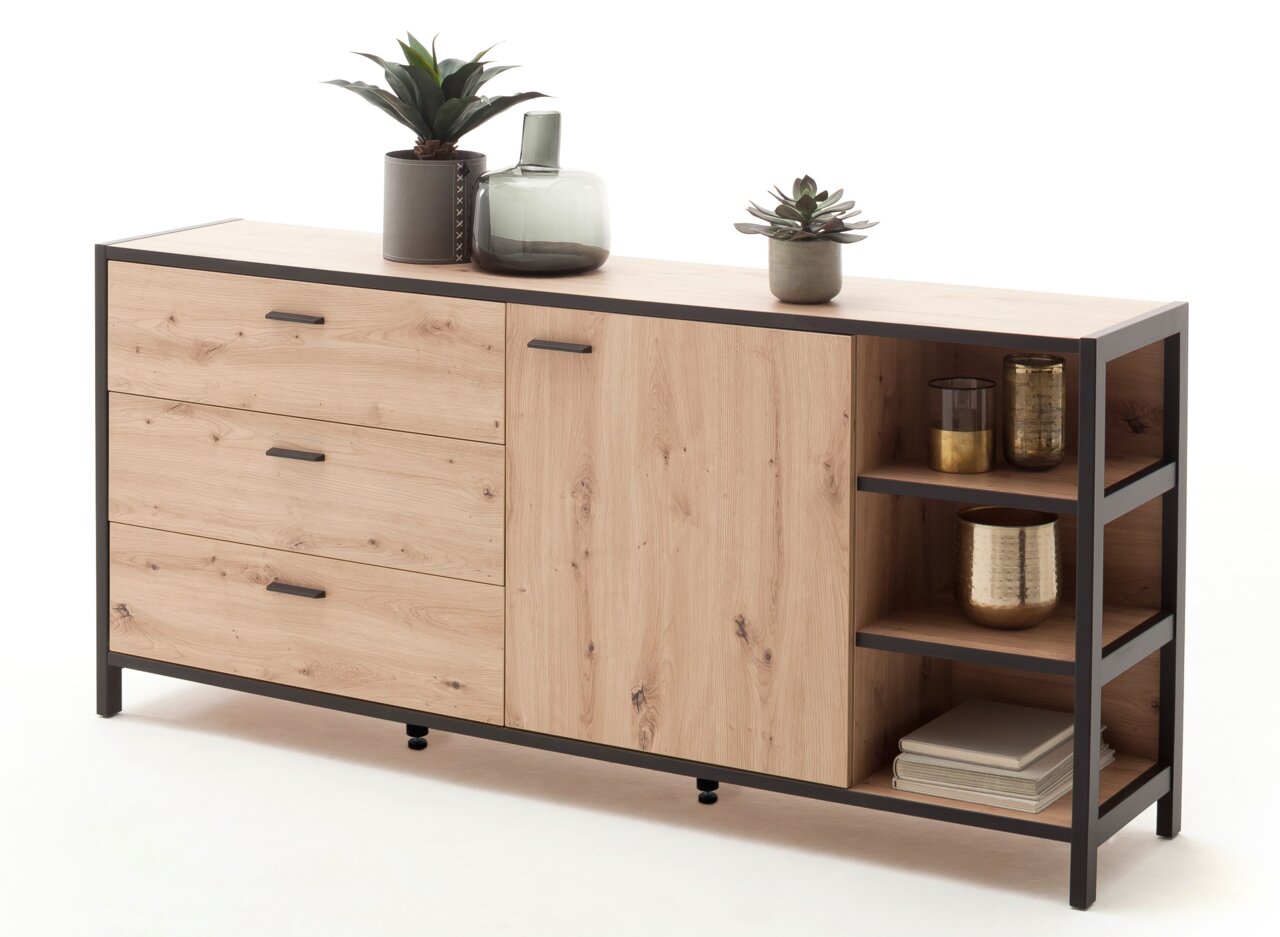 Modernes Sideboard aus Holz mit schwarzem Metallrahmen, drei Schubladen, einer Tür und offenen Regalfächern, dekoriert mit Pflanzen und Vasen, seitliche Perspektive.