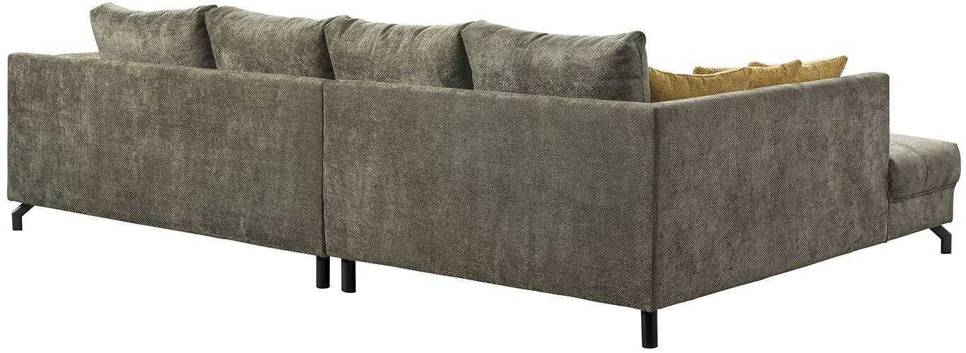 Rückansicht in leicht schräger Perspektive eines großen Ecksofas mit graugrünem Stoffbezug, schwarzen Metallfüßen und mehreren Rückenkissen, darunter ein ockerfarbenes Kissen, freigestellt auf weißem Hintergrund