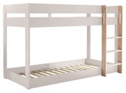 Weißes Etagenbett mit Holzleiter, seitliche Perspektive