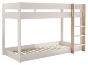 Weißes Etagenbett mit Holzleiter, seitliche Perspektive