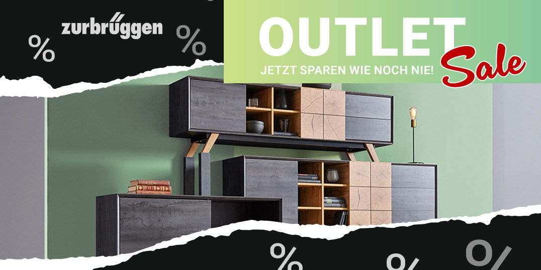 Outlet-Sale: Moderne Wandregale in Grau-Holz vor grünem Hintergrund, große Rabattzeichen überall.