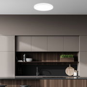 Rundes LED-Paneel an der Decke einer modernen Küche, aus der Perspektive von unten betrachtet.