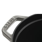 Nahaufnahme eines Griffs eines ovalen Bräters der Marke Staub, Perspektive von oben.