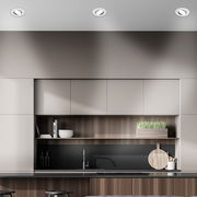 Moderne Küche mit drei eingebauten LED-Leuchten in der Decke, Perspektive von vorne