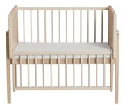 Anstellbett aus Holz mit Gitterstäben, frontal betrachtet