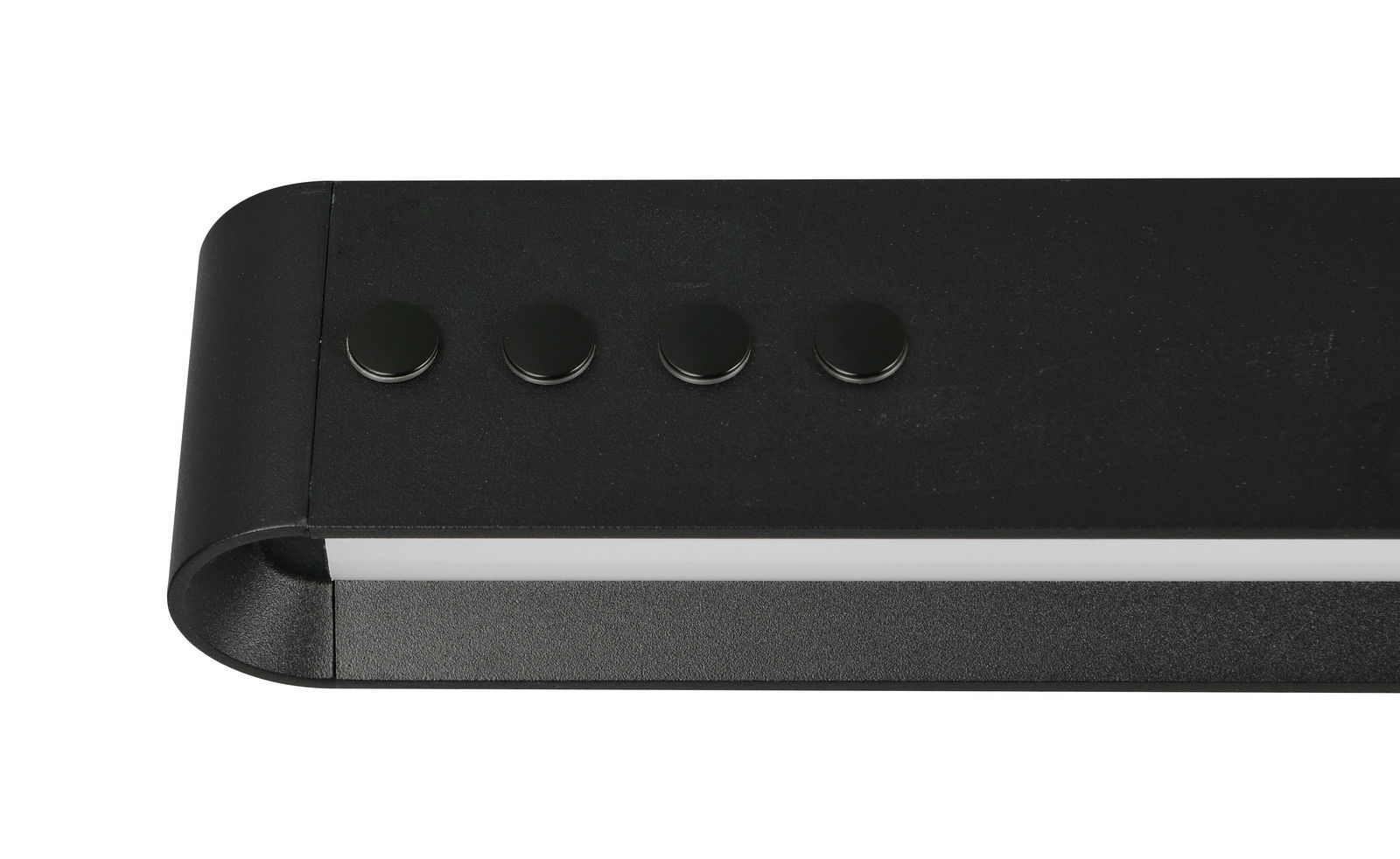 Nahaufnahme einer schwarzen Pendelleuchte mit vier runden Knöpfen auf der Oberseite, seitliche Perspektive