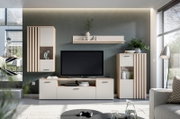 Modernes Wohnzimmer-Entertainment-Set in Weiß und hellem Holz mit vertikalen Lamellen, TV-Lowboard, Hängeschrank, Wandregal und Vitrine; Frontansicht auf die Wohnwand