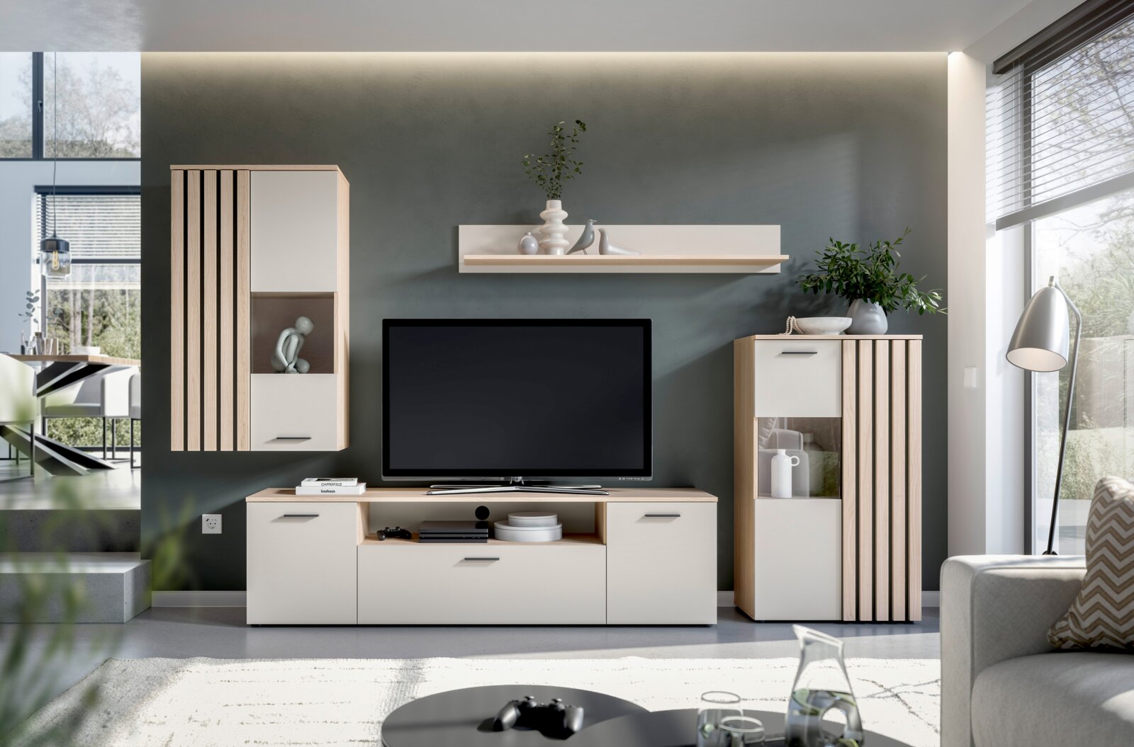 Modernes Wohnzimmer-Entertainment-Set in Weiß und hellem Holz mit vertikalen Lamellen, TV-Lowboard, Hängeschrank, Wandregal und Vitrine Frontansicht auf die Wohnwand