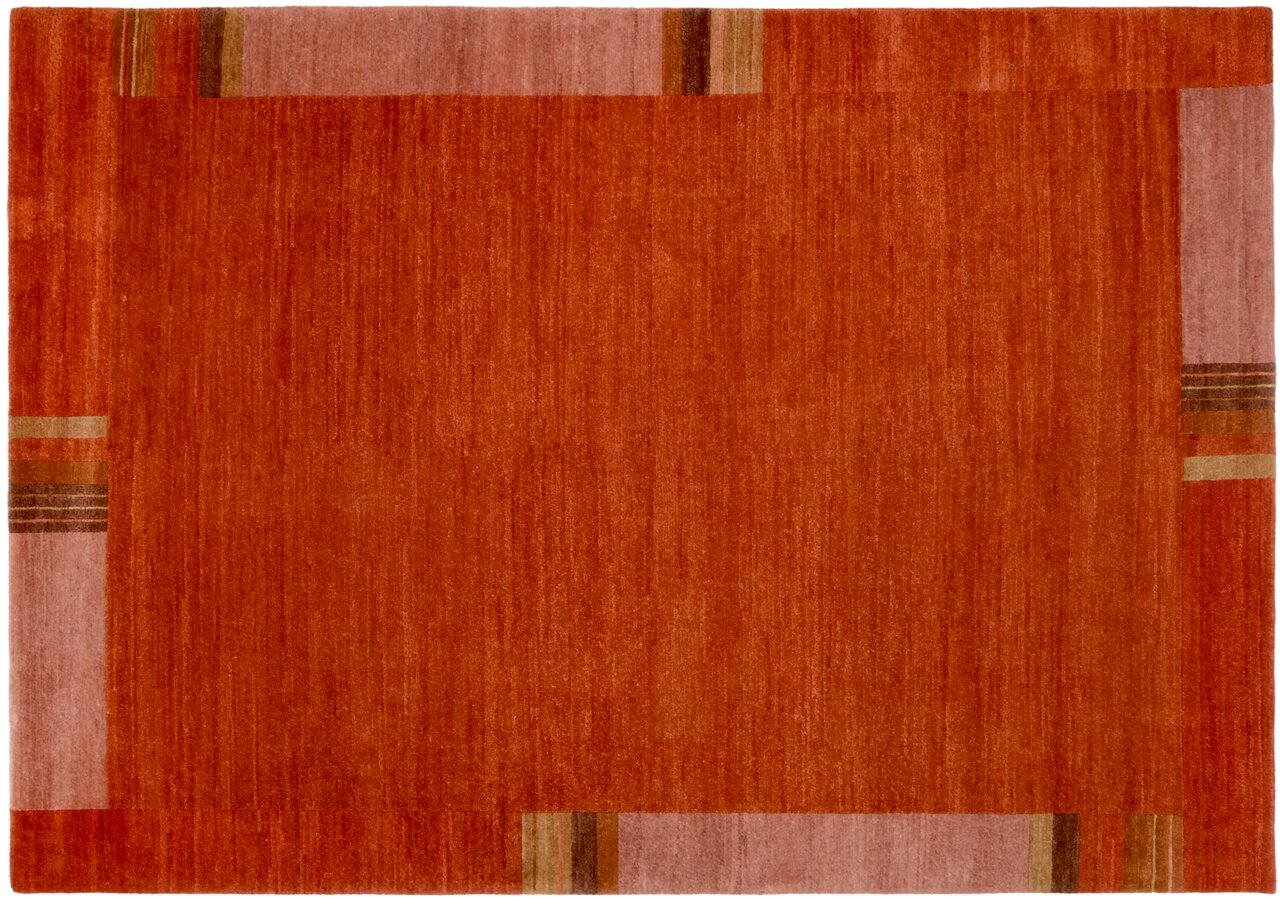 Roter Wollteppich mit geometrischen Mustern in den Ecken, Draufsicht