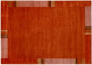 Roter Wollteppich mit geometrischen Mustern in den Ecken, Draufsicht