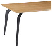 Moderner Esstisch mit Holzplatte und schwarzen Metallbeinen, seitliche Perspektive