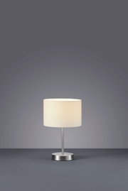 Tischlampe mit weißem Lampenschirm und silbernem Sockel, frontal fotografiert.