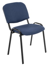 Blauer Polsterstuhl mit Stoffbezug, schwarzem Metallgestell und Armlehnen, freigestellt auf weißem Hintergrund, in schräger Vorderansicht von links