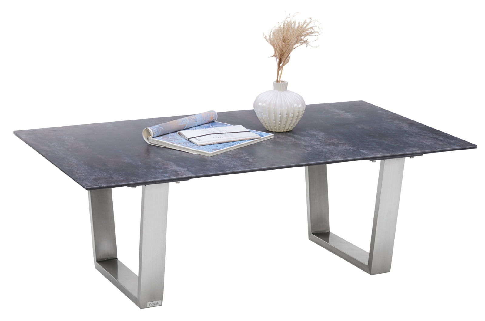 Moderner Couchtisch mit dunkler Tischplatte und silbernen Metallbeinen, seitliche Perspektive