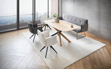 Moderne Esszimmermöbel in einem hellen Raum mit Blick auf die Stadt, bestehend aus einem Holztisch, grauen und weißen Armlehnstühlen sowie einer grauen Bank. Perspektive von schräg oben.