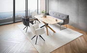 Moderne Esszimmermöbel in einem hellen Raum mit Blick auf die Stadt, bestehend aus einem Holztisch, grauen und weißen Armlehnstühlen sowie einer grauen Bank. Perspektive von schräg oben.
