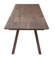 Uitschuifbare rechthoekige houten eettafel met donker walnootlook tafelblad en taps toelopende poten, gezien van boven in lichte hoek vanaf de kopse kant