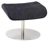 Moderner Hocker mit schwarzem Stoffbezug und verchromtem Standfuß, seitliche Perspektive