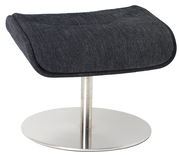 Moderner Hocker mit schwarzem Stoffbezug und verchromtem Standfuß, seitliche Perspektive