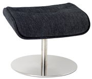 Moderner Hocker mit schwarzem Stoffbezug und verchromtem Standfuß, seitliche Perspektive