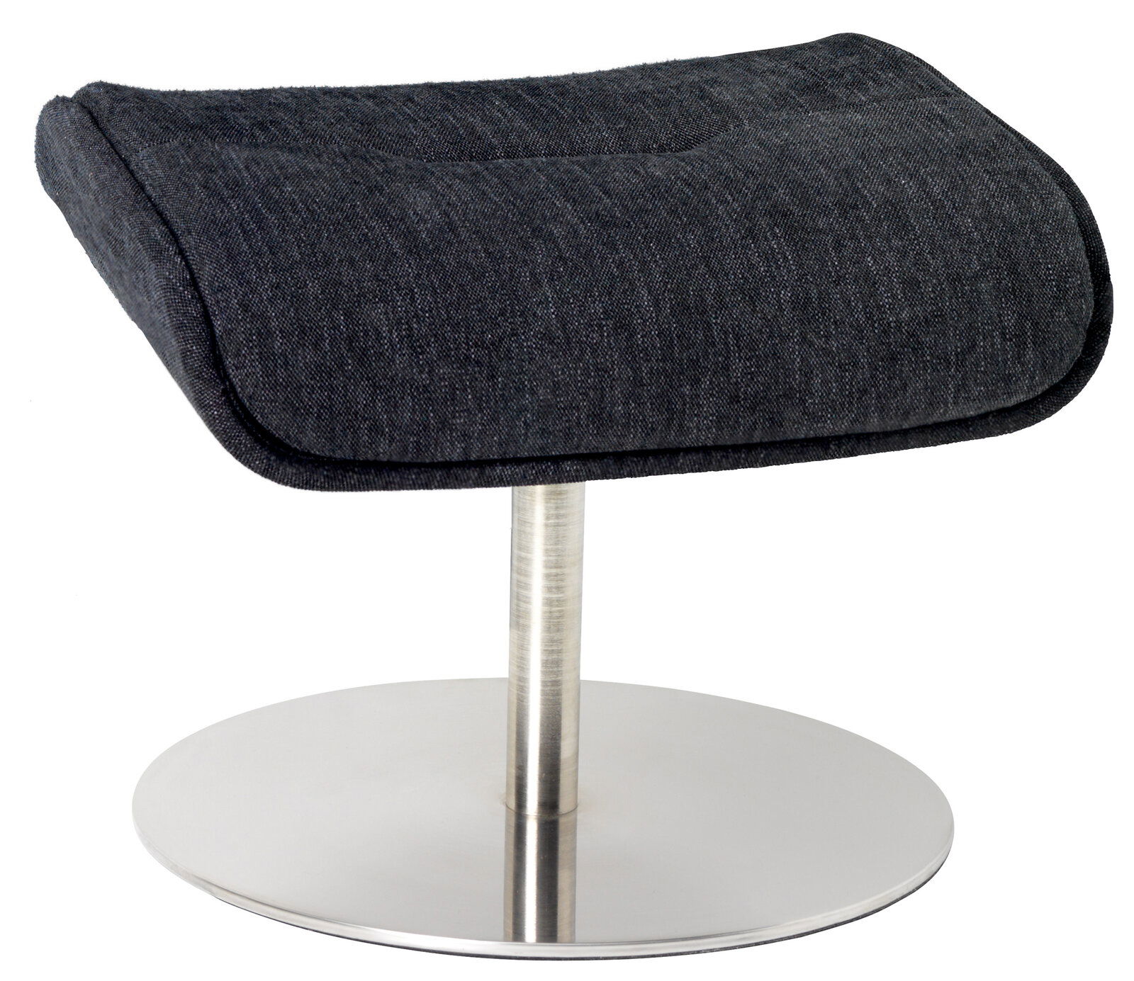 Moderner Hocker mit schwarzem Stoffbezug und verchromtem Standfuß, seitliche Perspektive