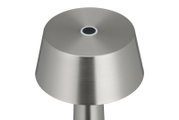 Nahaufnahme einer modernen Akku-Tischleuchte aus gebürstetem Metall, von oben betrachtet.