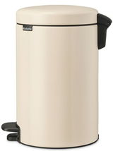 Beiger Treteimer aus seitlicher Perspektive mit schwarzem Pedal und Deckelgriff.