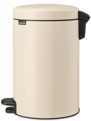 Beiger Treteimer aus seitlicher Perspektive mit schwarzem Pedal und Deckelgriff.