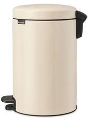 Beiger Treteimer aus seitlicher Perspektive mit schwarzem Pedal und Deckelgriff.