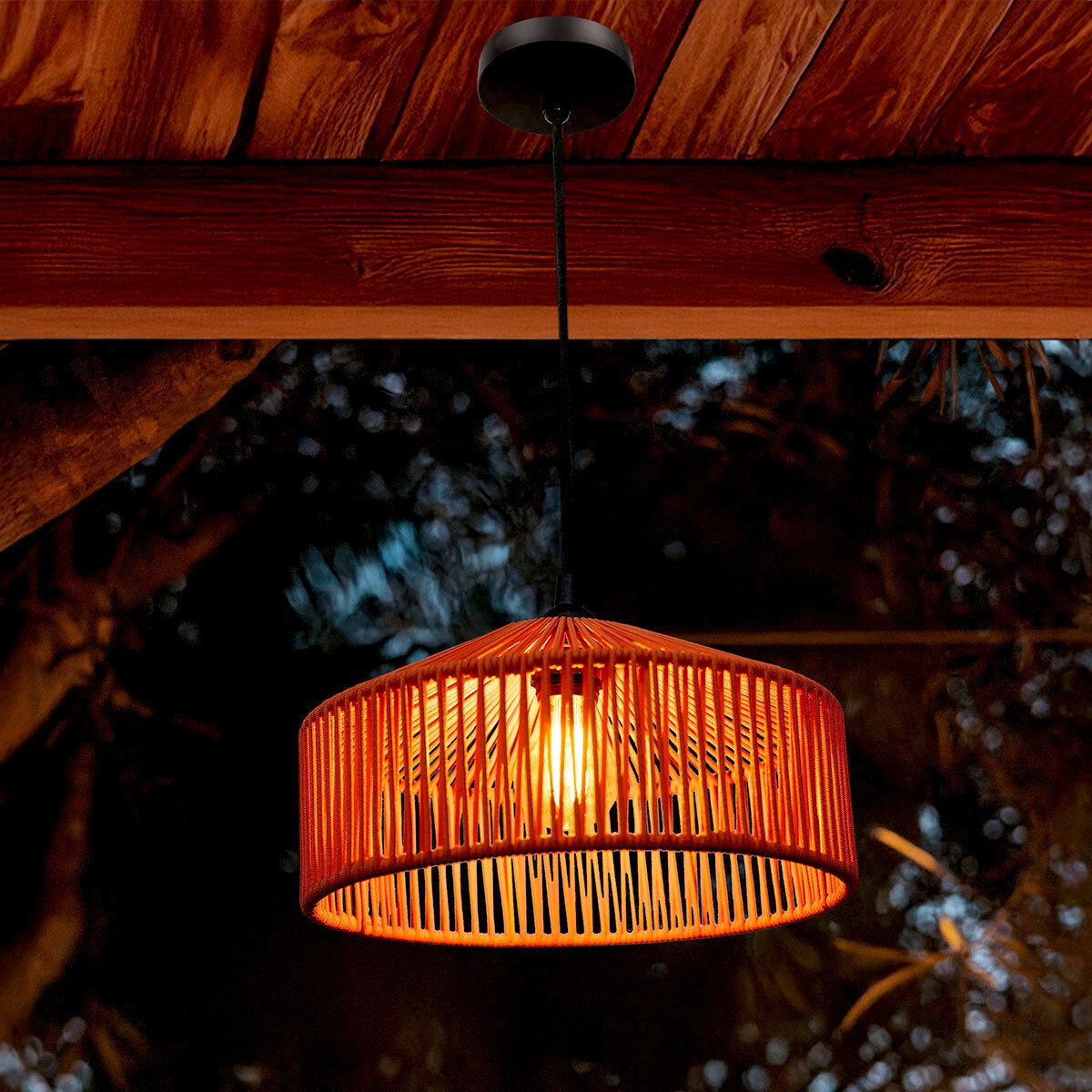 Leuchtende Pendelleuchte mit orangefarbenem, geflochtenem Lampenschirm und schwarzem Kabel unter einer Holzdecke, Ansicht leicht von unten (Untersicht).
