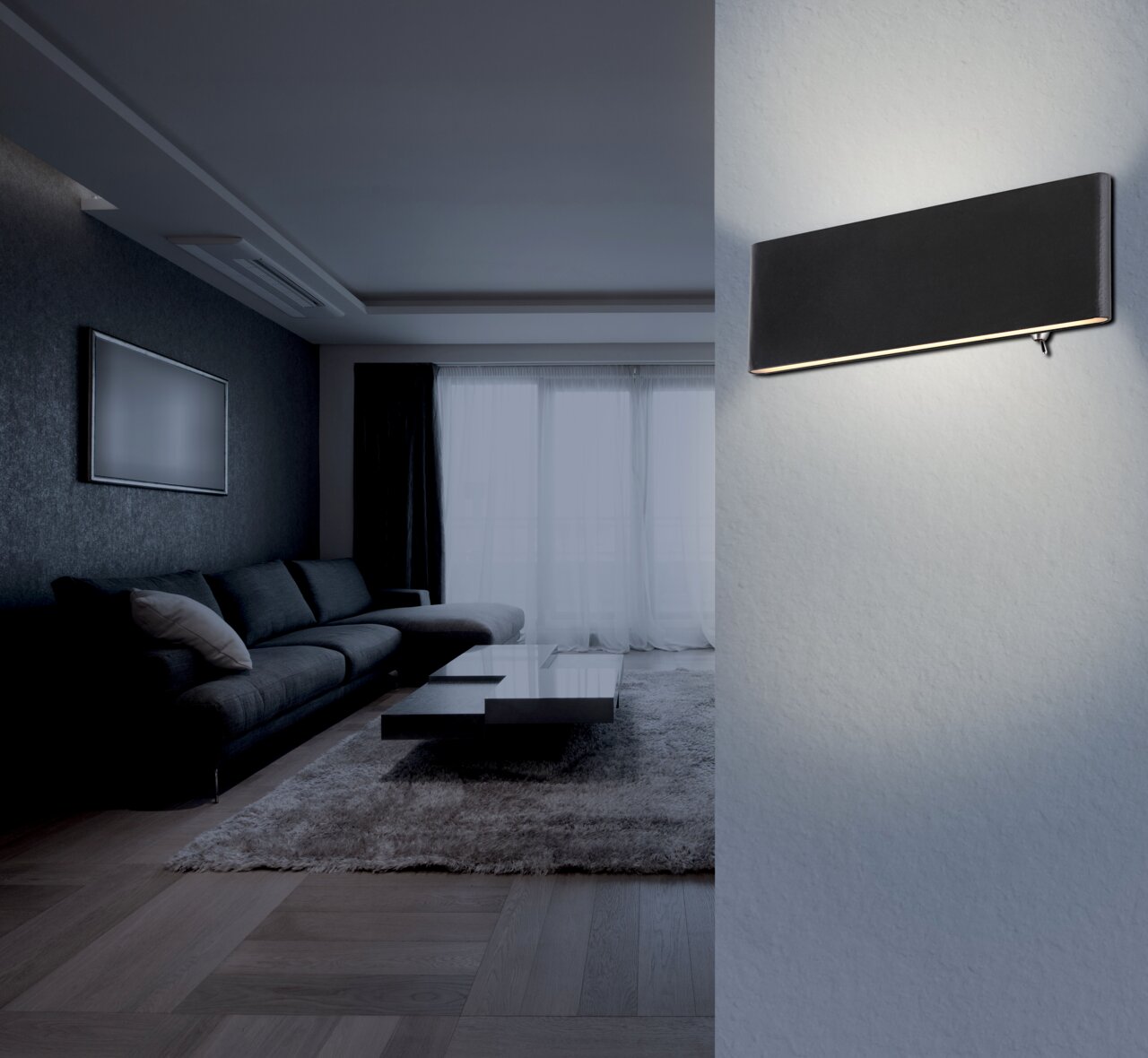 Moderne schwarze Aluminium-Wandleuchte in einem stilvollen Wohnzimmer, seitliche Perspektive.