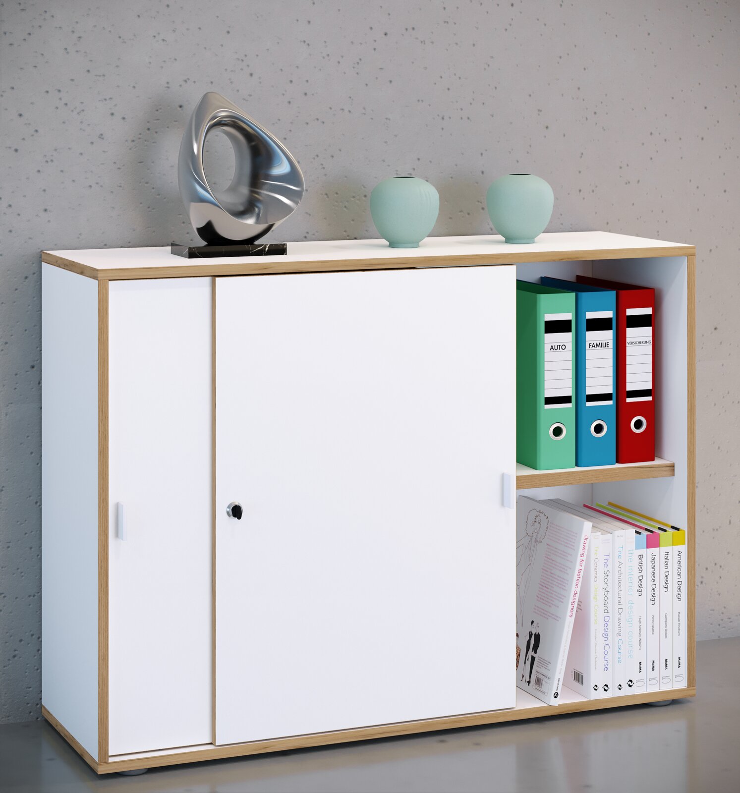 Modernes Sideboard/Lowboard in Weiß mit Holzrahmen, links Türfach und rechts offene Regale mit Ordnern und Büchern, Draufsicht leicht von vorne rechts (3/4-Perspektive)