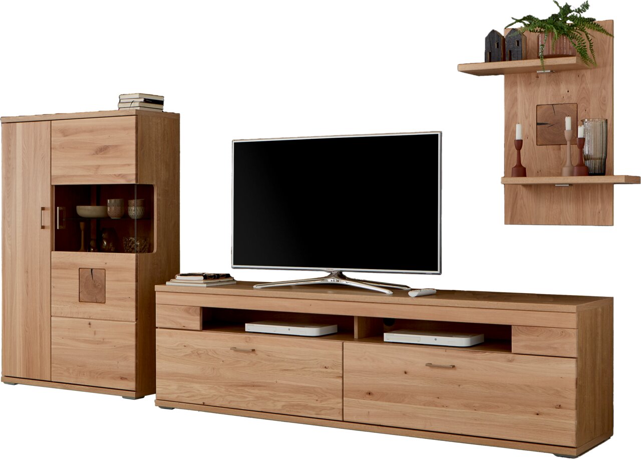 Houten wandcombinatie met tv-kast, vitrinekast en wandplank, gezien vanaf de voorkant