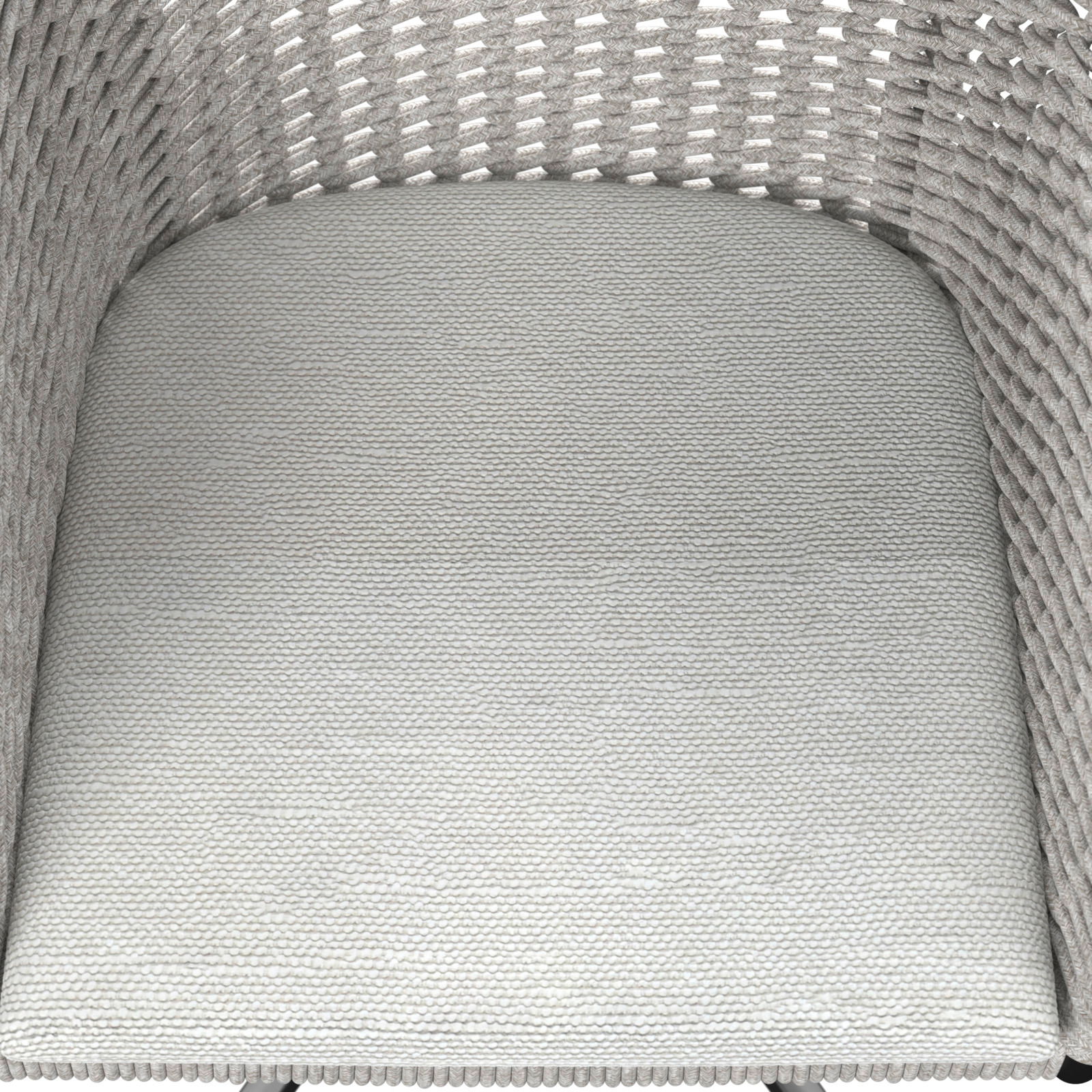 Nahaufnahme eines Armlehnstuhls mit geflochtenem Design und heller Polsterung, von oben betrachtet.