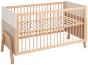 Holz-Babybett in seitlicher Perspektive mit Gitterstäben und weißen Endplatten