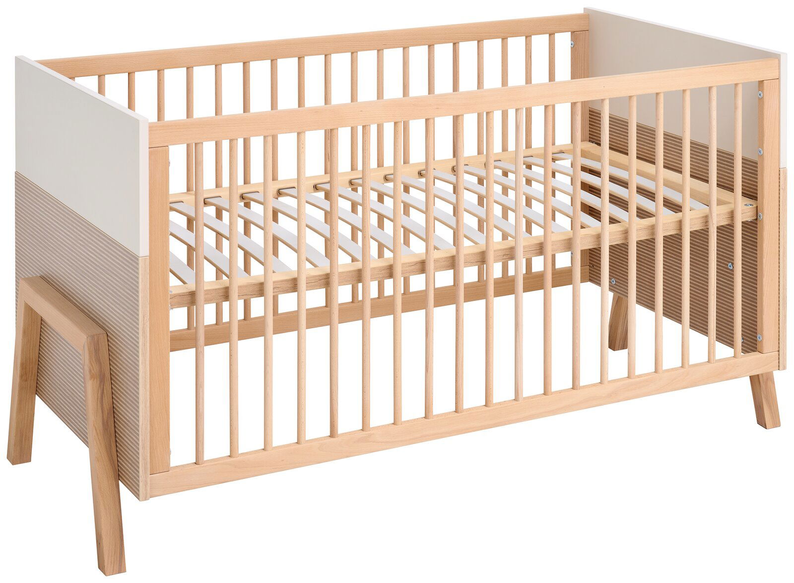 Holz-Babybett in seitlicher Perspektive mit Gitterstäben und weißen Endplatten