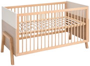 Holz-Babybett in seitlicher Perspektive mit Gitterstäben und weißen Endplatten