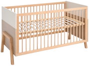 Houten babybedje in zijaanzicht met spijlen en witte kop- en voetborden