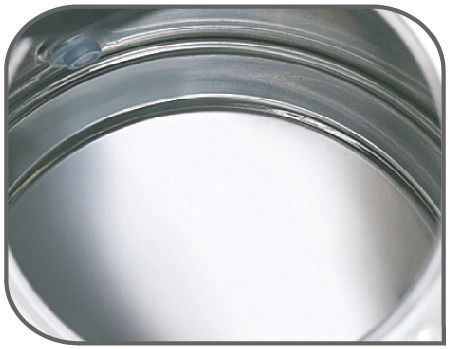 Nahaufnahme des Innenraums eines Wasserkochers aus Edelstahl, Perspektive von oben.