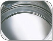 Nahaufnahme des Innenraums eines Wasserkochers aus Edelstahl, Perspektive von oben.