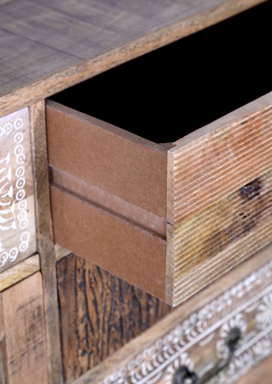 Landscape Sideboard PUNO Nahaufnahme einer geöffneten Schublade eines rustikalen Möbelstücks mit dekorativen Schnitzereien und Holzmaserung, Perspektive von schräg oben.