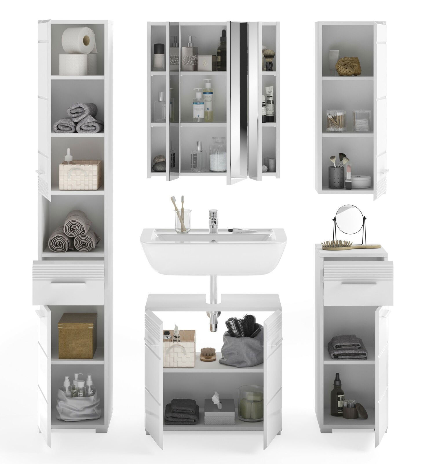 Moderne Badkombination mit mehreren weißen Schränken und einem Waschbecken, frontal betrachtet. Die Schränke sind mit Handtüchern, Pflegeprodukten und Accessoires gefüllt.