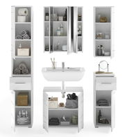 Moderne Badkombination mit mehreren weißen Schränken und einem Waschbecken, frontal betrachtet. Die Schränke sind mit Handtüchern, Pflegeprodukten und Accessoires gefüllt.