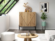 Moderne Kommode aus Holz mit geometrischem Design, frontal fotografiert in einem stilvoll eingerichteten Wohnzimmer mit Pflanzen und Kunst an der Wand.