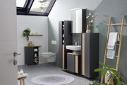 Moderner Spiegelschrank in einem stilvollen Badezimmer mit Dachfenster, grauen Wänden und Holzdetails, aus der Perspektive von der Tür aus gesehen.